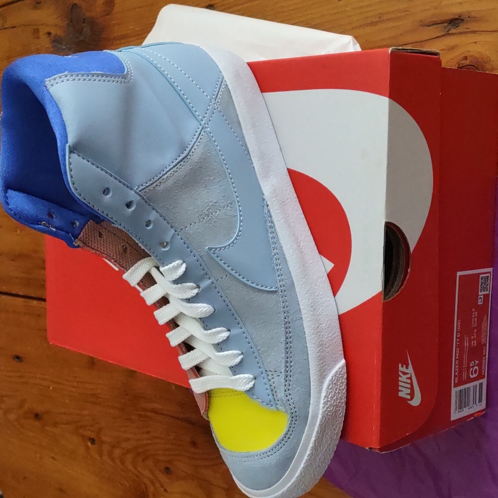 New in box Nike blazer mid 77 D sz 6.5 y